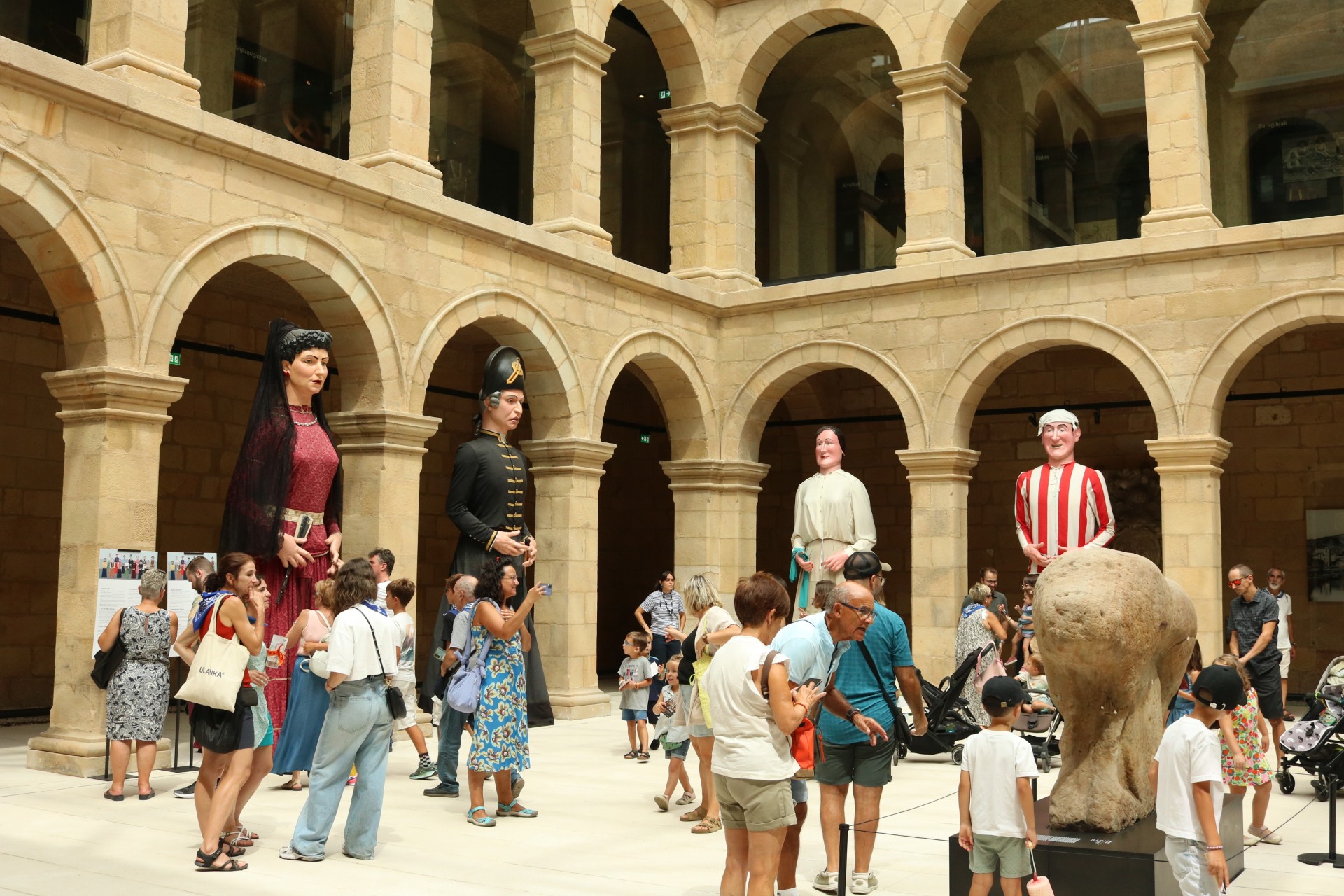 Los “Gigantes de Bilbao” conquistan el verano y superan los 39.000 visitantes en Euskal Museoa y el Yacimiento