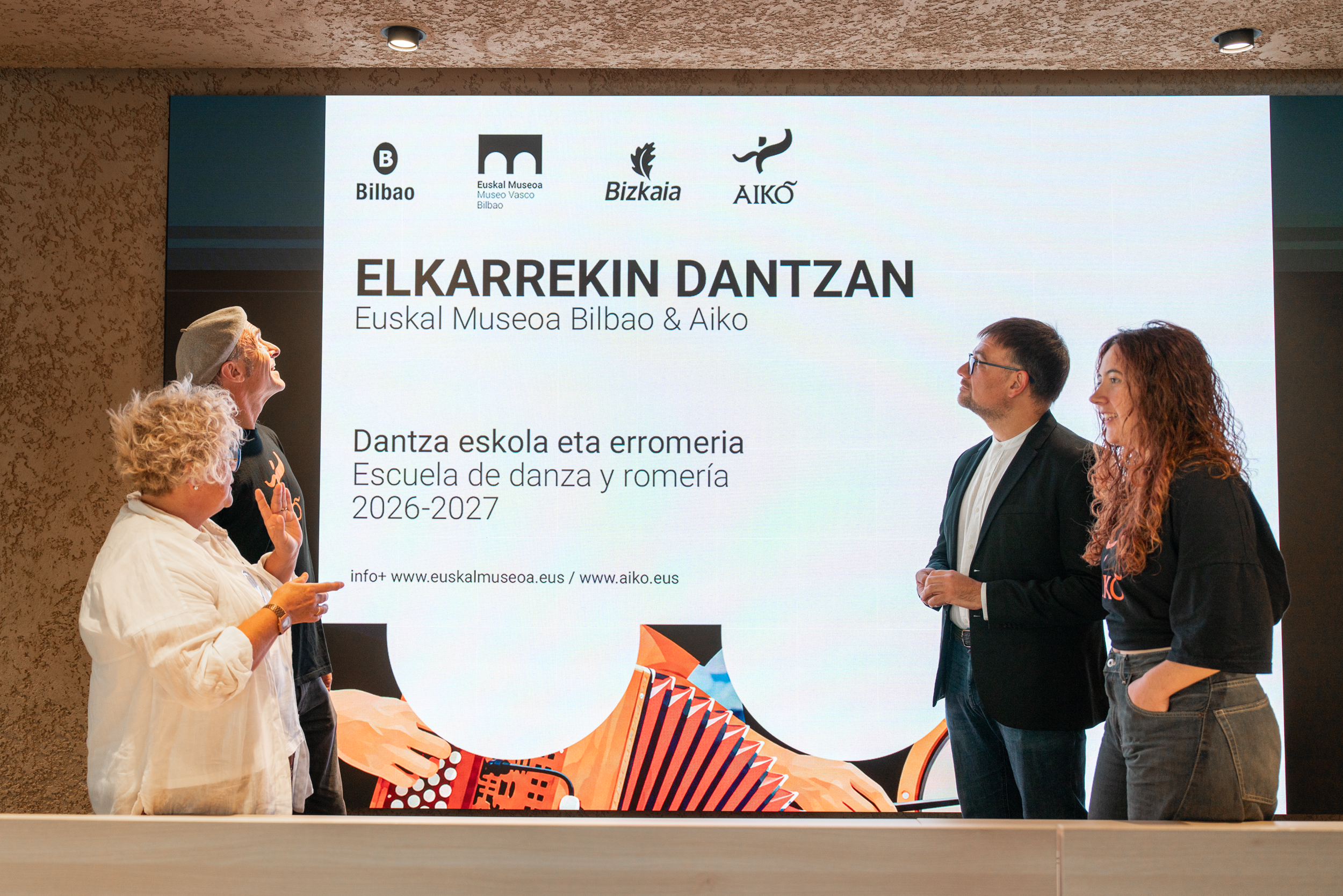 Euskal Museoa Bilbao y AIKO Taldea firman un convenio para impulsar el conocimiento y la práctica de la danza vasca