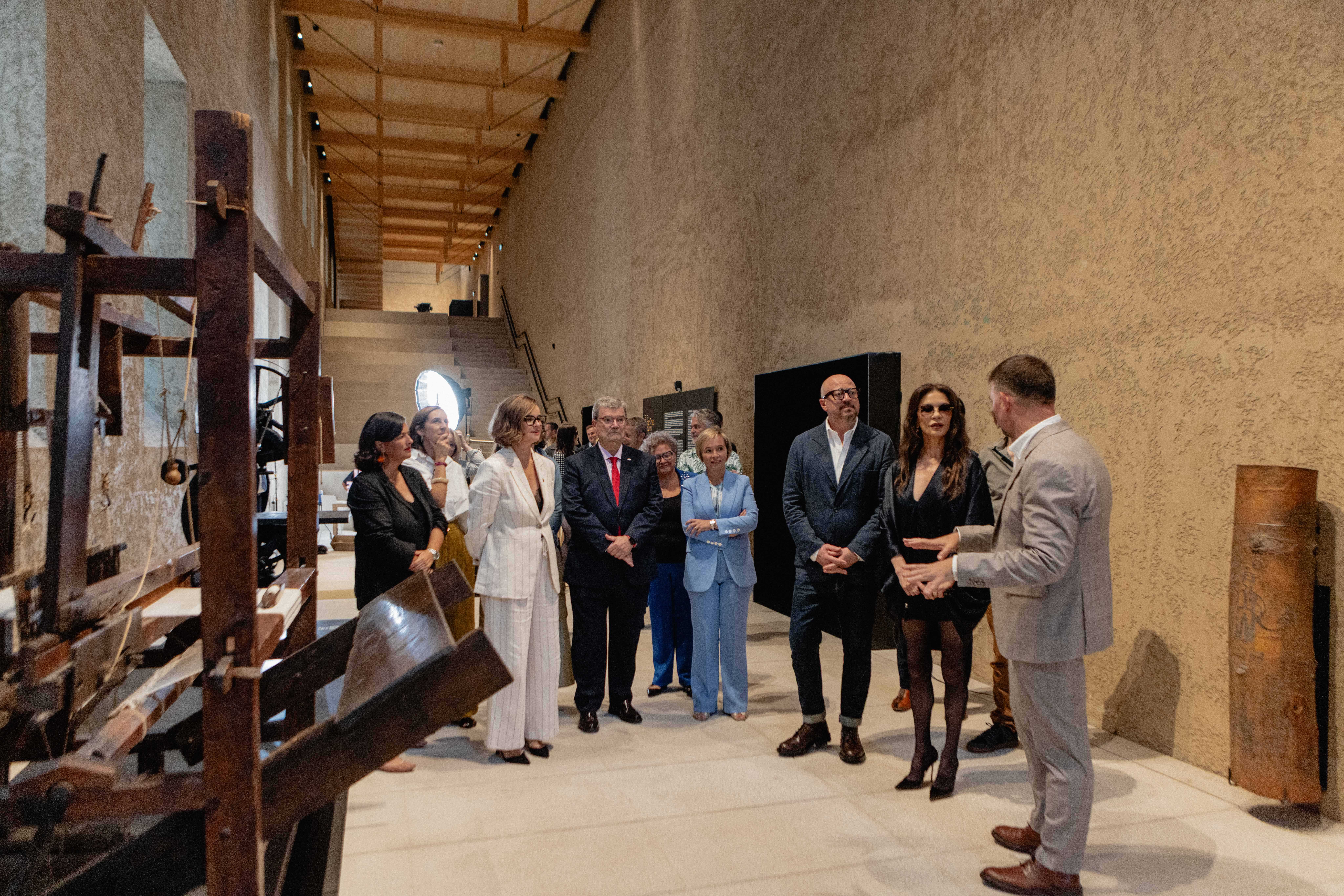 La serie KILL JACKIE, protagonizada por Catherine Zeta-Jones, se ha presentado en Euskal Museoa de Bilbao